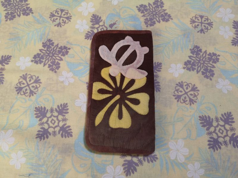 画像: ハイビスカスとホヌのスマホケース(イエロー)