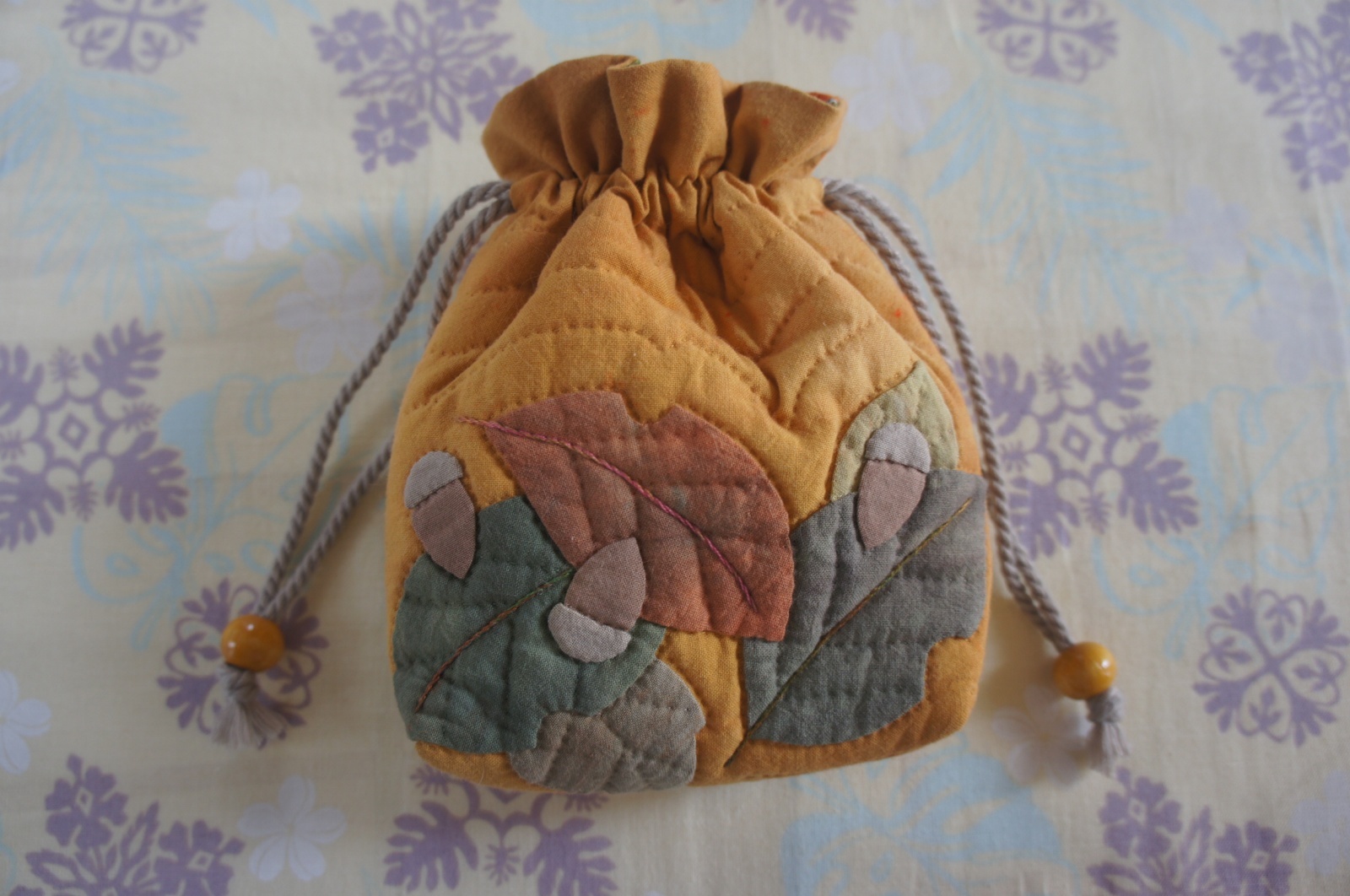 画像: 落ち葉とどんぐりの巾着キット